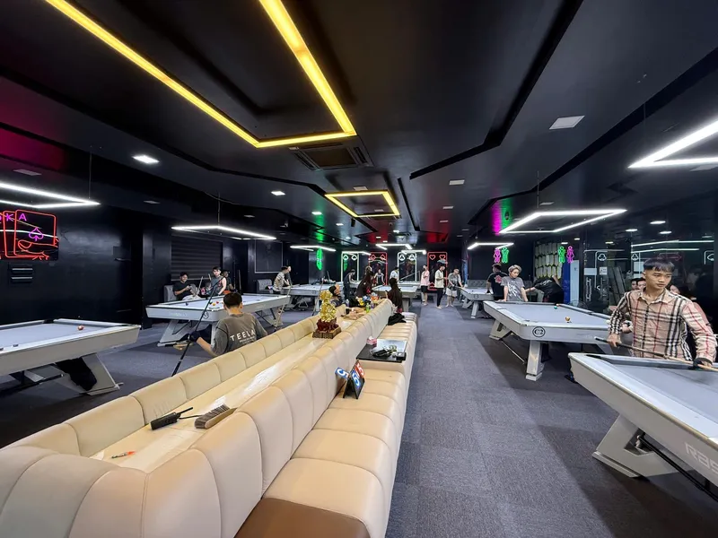 Không gian thi đấu chuyên nghiệp tại BAY Billiards Hải Phòng với hệ thống đèn led hiện đại