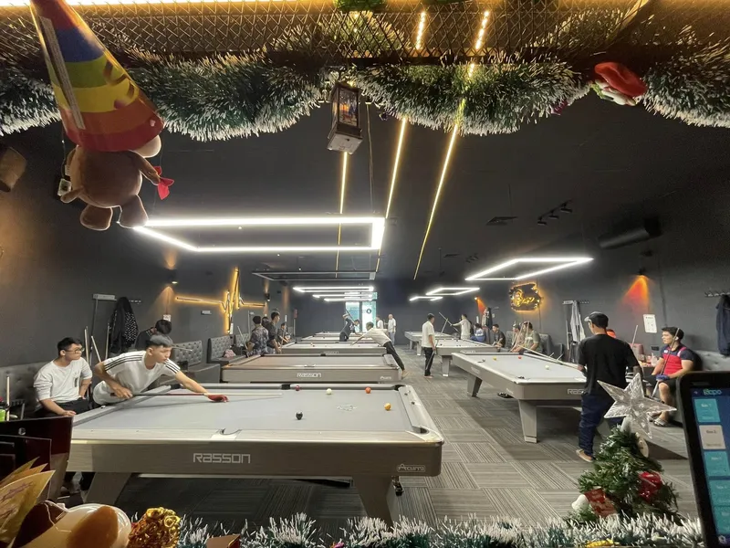 Khách hàng đang tập trung đi những đường cơ sắc sảo tại Ben Billiards Hải Phòng