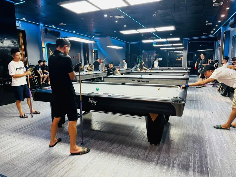 Toàn cảnh Infinity Billiards CLUB Hải Phòng với dãy bàn pool tiêu chuẩn quốc tế