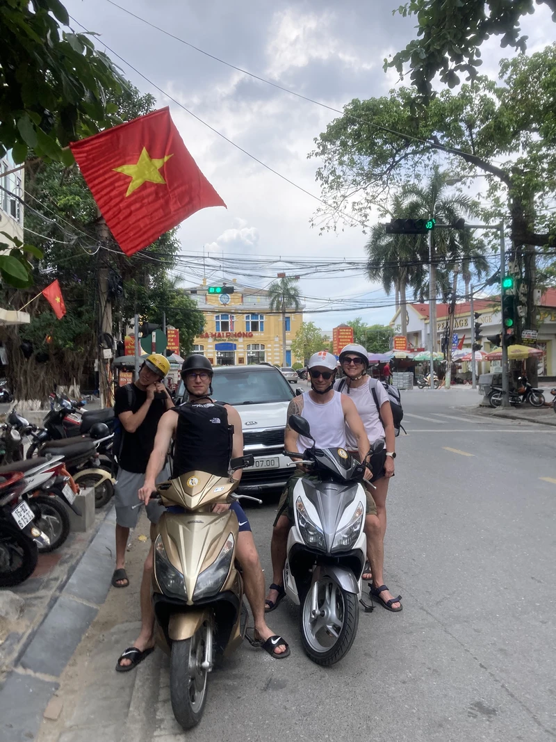 Khách hàng vui vẻ nhận xe tại Scooter Rental Haiphong