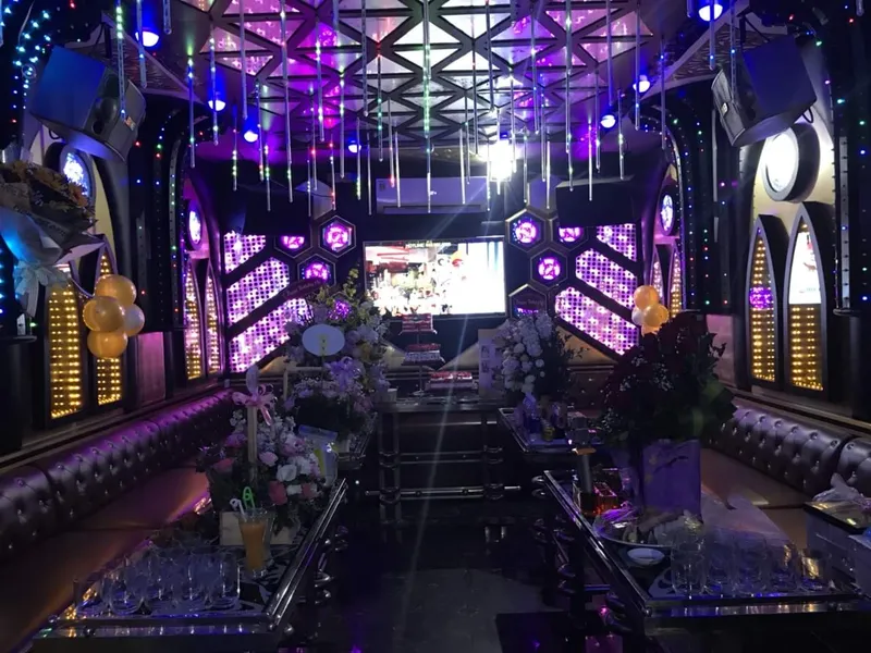 Phòng hát đẳng cấp với âm thanh ánh sáng hiện đại tại PRAHA KARAOKE - top 5 quán karaoke Hải Phòng